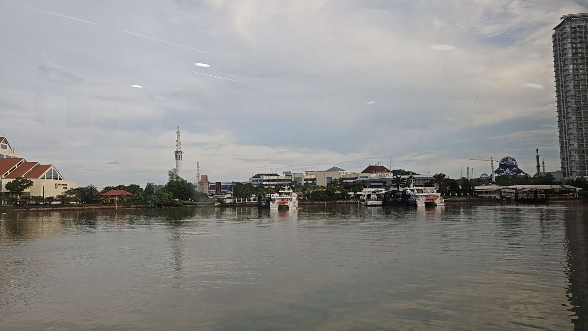 即将驶入巴淡中心码头