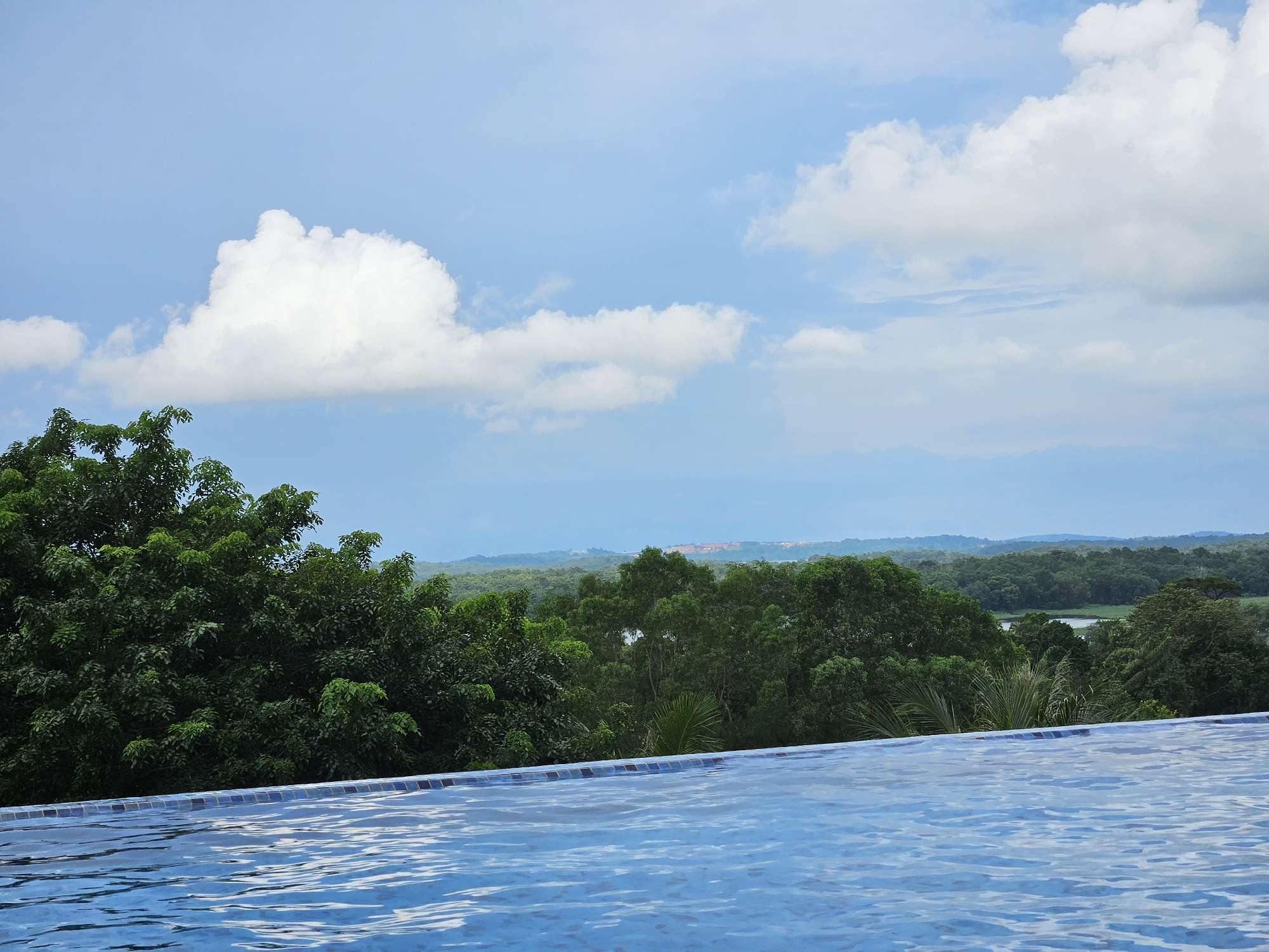 酒店泳池外(远处是海)