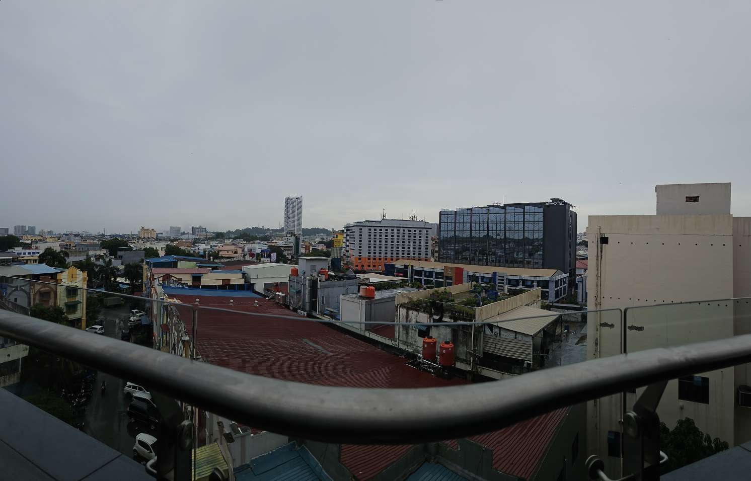 从当地最大的商场Grand Mall拍的全景