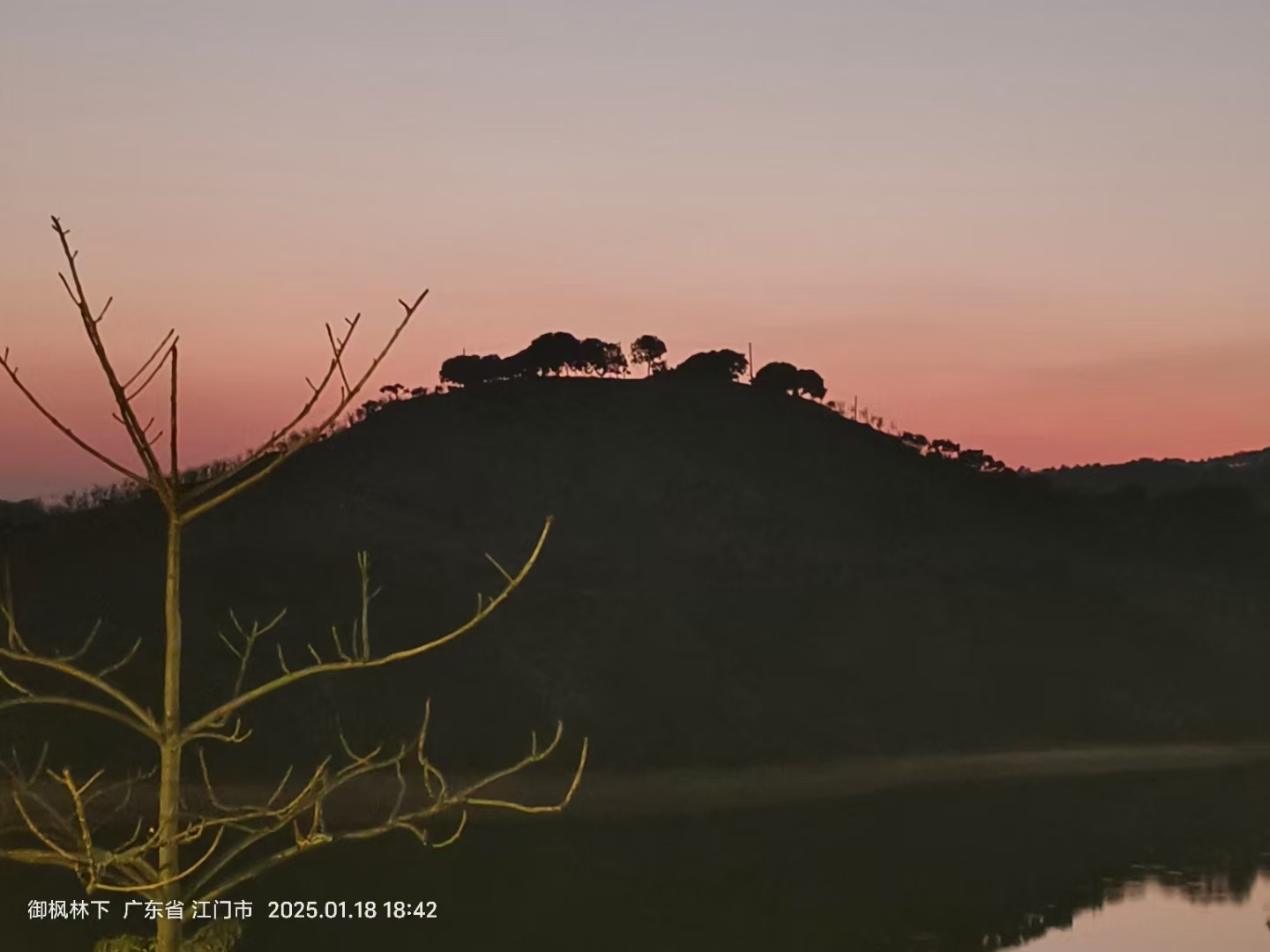 2024: 完成了一次说走就走的旅行。(虽有不少遗憾) 尝试了一份特殊的工作。(🐕资本家就应该全部挂路灯上) 与工人吃过同一锅饭,跟老板喝过同一瓶酒。 结识了新的伙伴,重逢了旧的好友。也在小餐馆偶遇过做生意失意的老板跟我谈人生讲理想。 淋过早晨六点的瓢泼大雨,也看过凌晨四点的灿烂星空。
2025: 未完待续
感谢我身边那些才华横溢以及积极向上的朋友们给了我成长的动力和追赶的目标。 祝诸君: 春节快乐2025武运昌隆