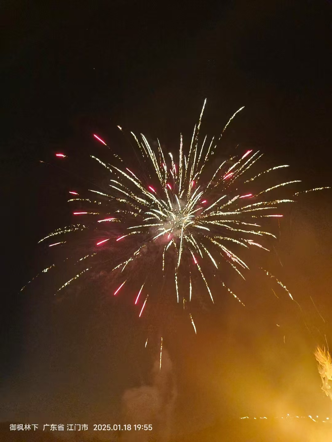 2024: 完成了一次说走就走的旅行。(虽有不少遗憾) 尝试了一份特殊的工作。(🐕资本家就应该全部挂路灯上) 与工人吃过同一锅饭,跟老板喝过同一瓶酒。 结识了新的伙伴,重逢了旧的好友。也在小餐馆偶遇过做生意失意的老板跟我谈人生讲理想。 淋过早晨六点的瓢泼大雨,也看过凌晨四点的灿烂星空。
2025: 未完待续
感谢我身边那些才华横溢以及积极向上的朋友们给了我成长的动力和追赶的目标。 祝诸君: 春节快乐2025武运昌隆