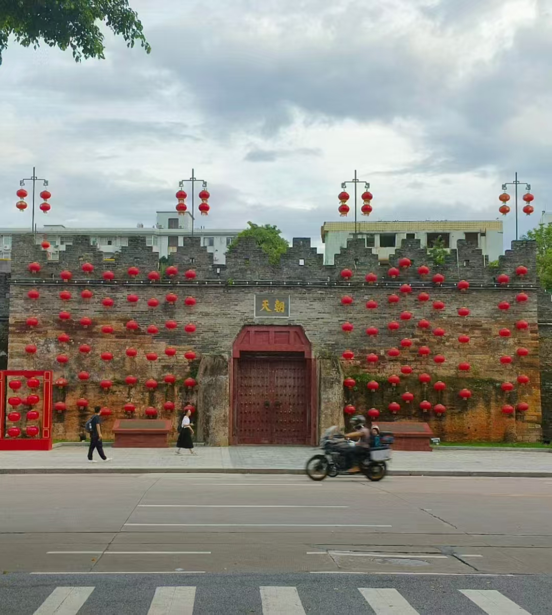 2024: 完成了一次说走就走的旅行。(虽有不少遗憾) 尝试了一份特殊的工作。(🐕资本家就应该全部挂路灯上) 与工人吃过同一锅饭,跟老板喝过同一瓶酒。 结识了新的伙伴,重逢了旧的好友。也在小餐馆偶遇过做生意失意的老板跟我谈人生讲理想。 淋过早晨六点的瓢泼大雨,也看过凌晨四点的灿烂星空。
2025: 未完待续
感谢我身边那些才华横溢以及积极向上的朋友们给了我成长的动力和追赶的目标。 祝诸君: 春节快乐2025武运昌隆