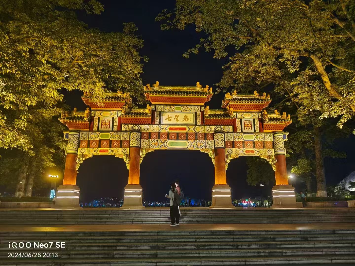 2024: 完成了一次说走就走的旅行。(虽有不少遗憾) 尝试了一份特殊的工作。(🐕资本家就应该全部挂路灯上) 与工人吃过同一锅饭,跟老板喝过同一瓶酒。 结识了新的伙伴,重逢了旧的好友。也在小餐馆偶遇过做生意失意的老板跟我谈人生讲理想。 淋过早晨六点的瓢泼大雨,也看过凌晨四点的灿烂星空。
2025: 未完待续
感谢我身边那些才华横溢以及积极向上的朋友们给了我成长的动力和追赶的目标。 祝诸君: 春节快乐2025武运昌隆