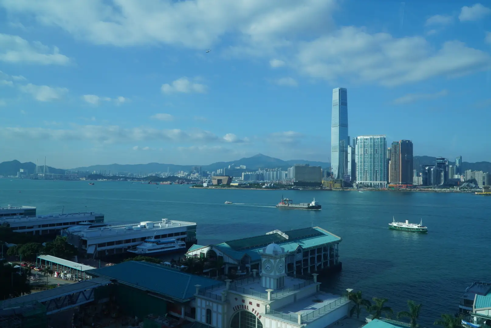 摩天轮座舱里俯瞰维港