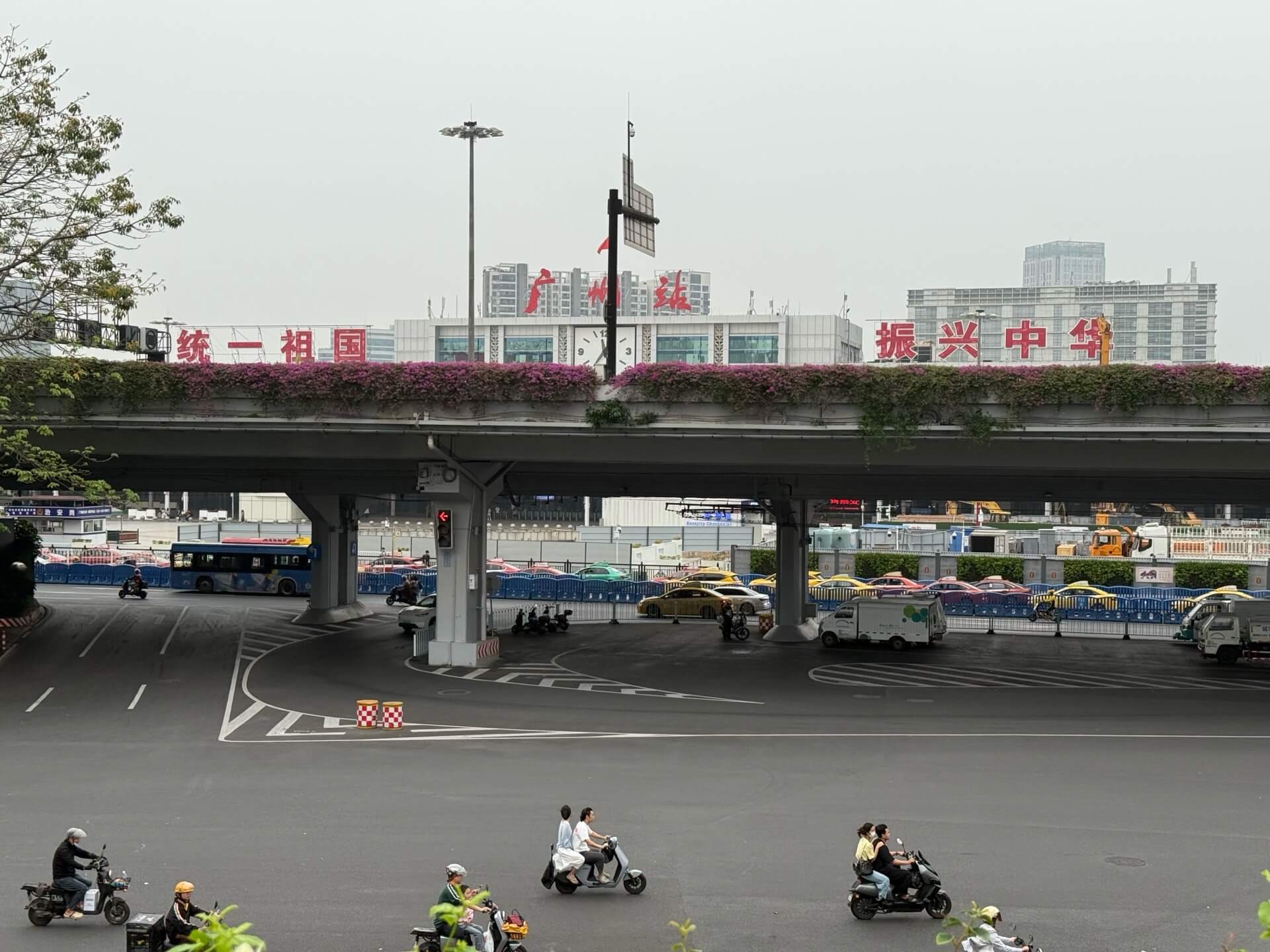 站前施工+高架挡住了