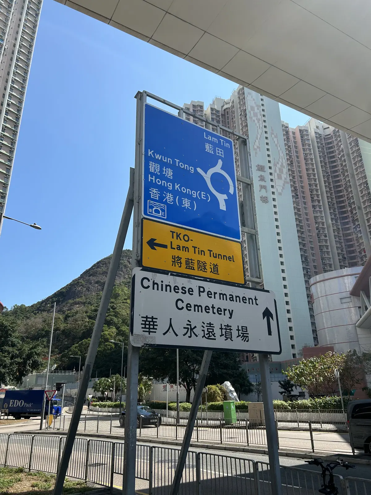 油塘站外路牌