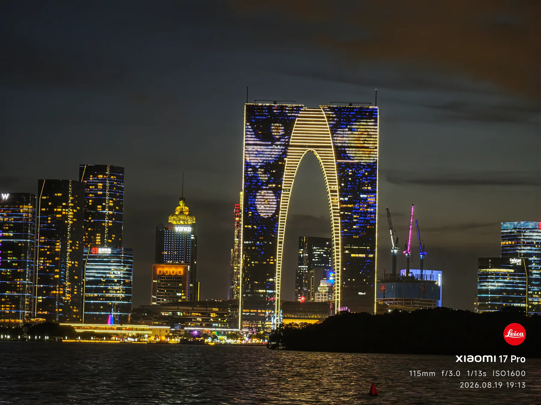 苏州游记-09-金鸡湖东方之门夜景.webp