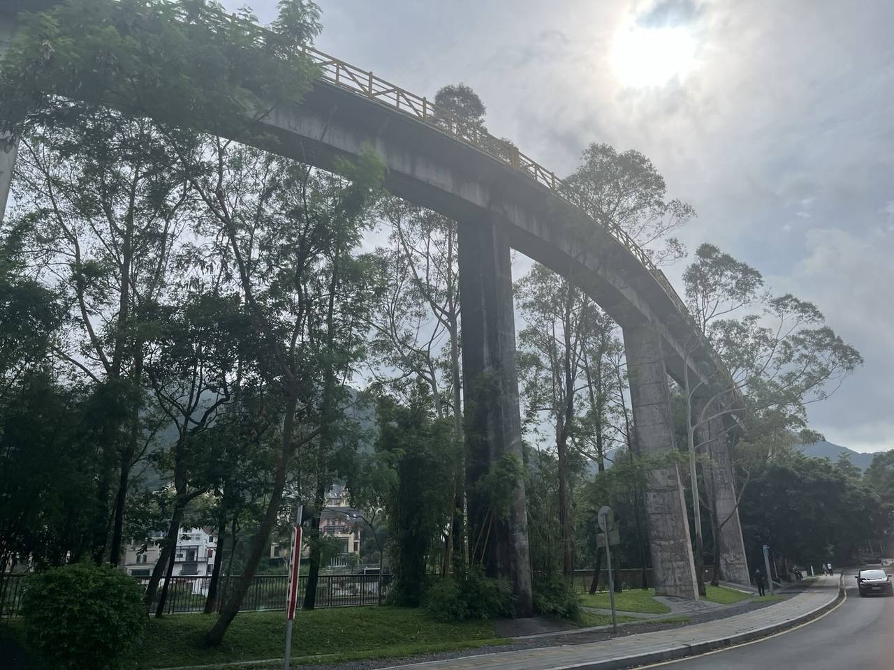 穿过树影、连接马峦山与梅沙尖的小火车轨道