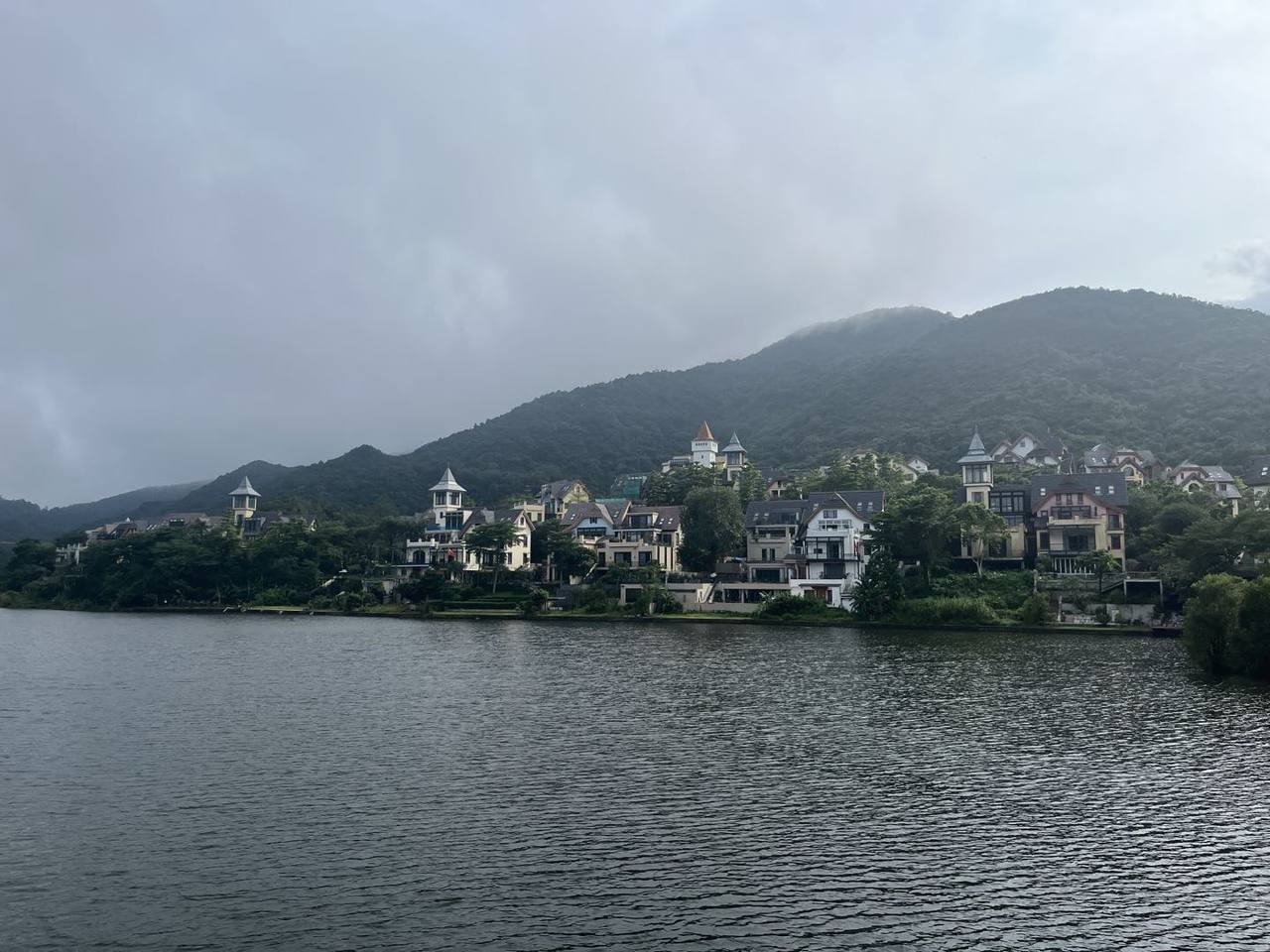 梅沙尖半山腰依山临水的小别墅群,远处青山笼在阴云里