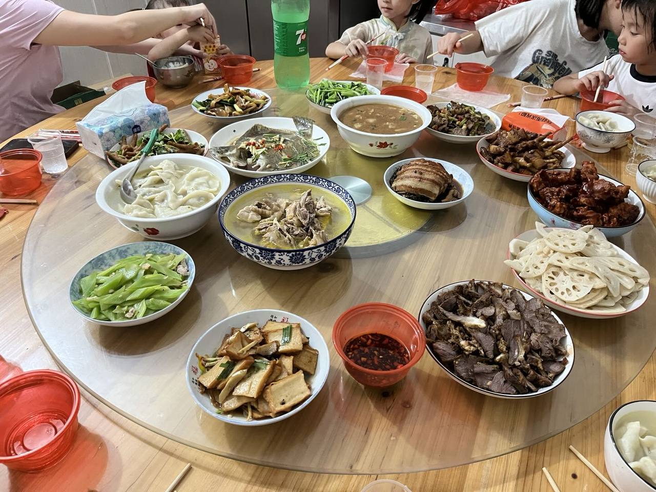 围坐圆桌共享丰盛家常菜的团圆饭
