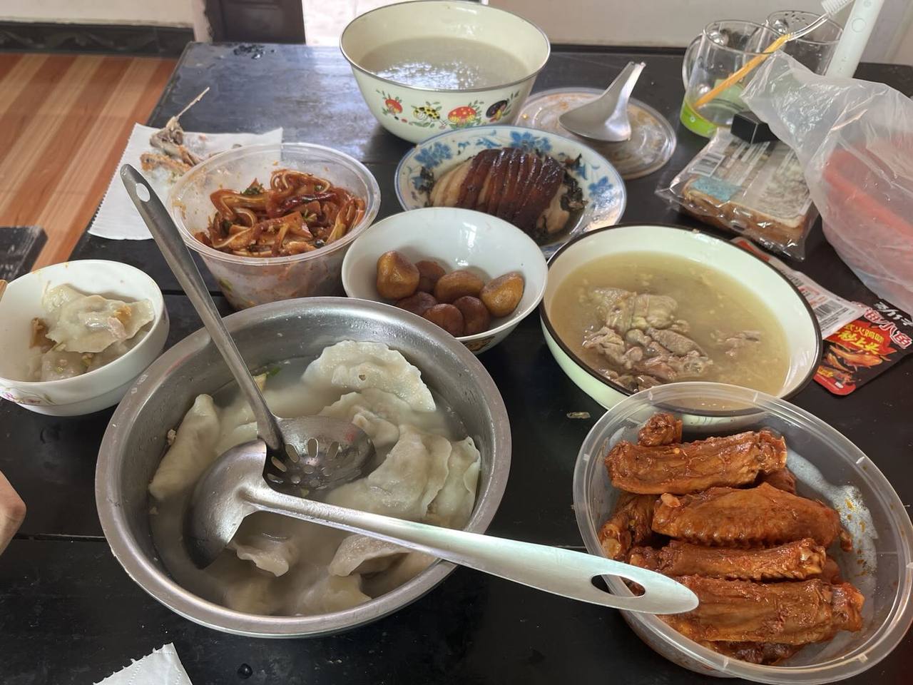 早餐桌上摆着水饺、汤和几碗熟食