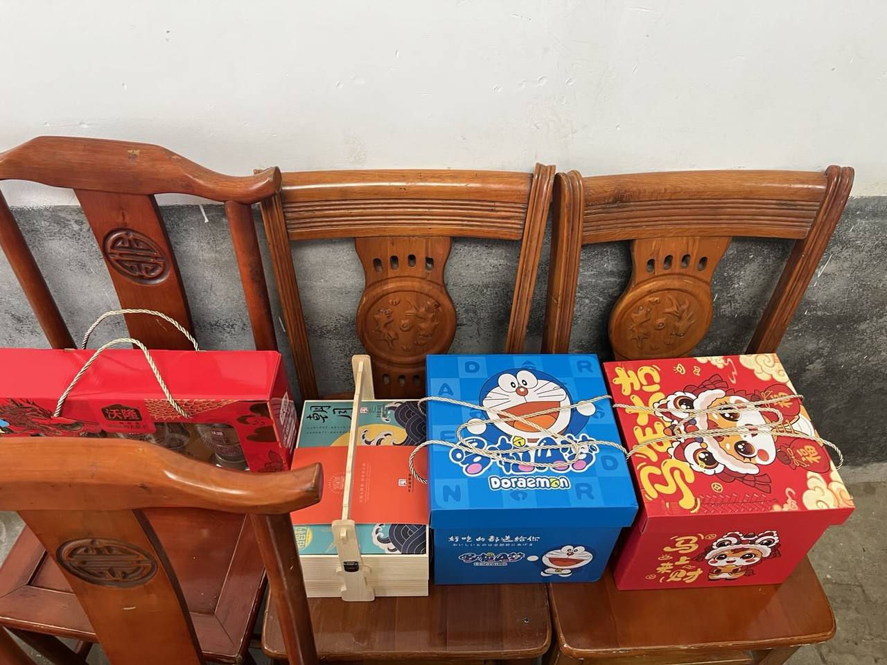 木椅上放着图案礼盒和捆扎包装