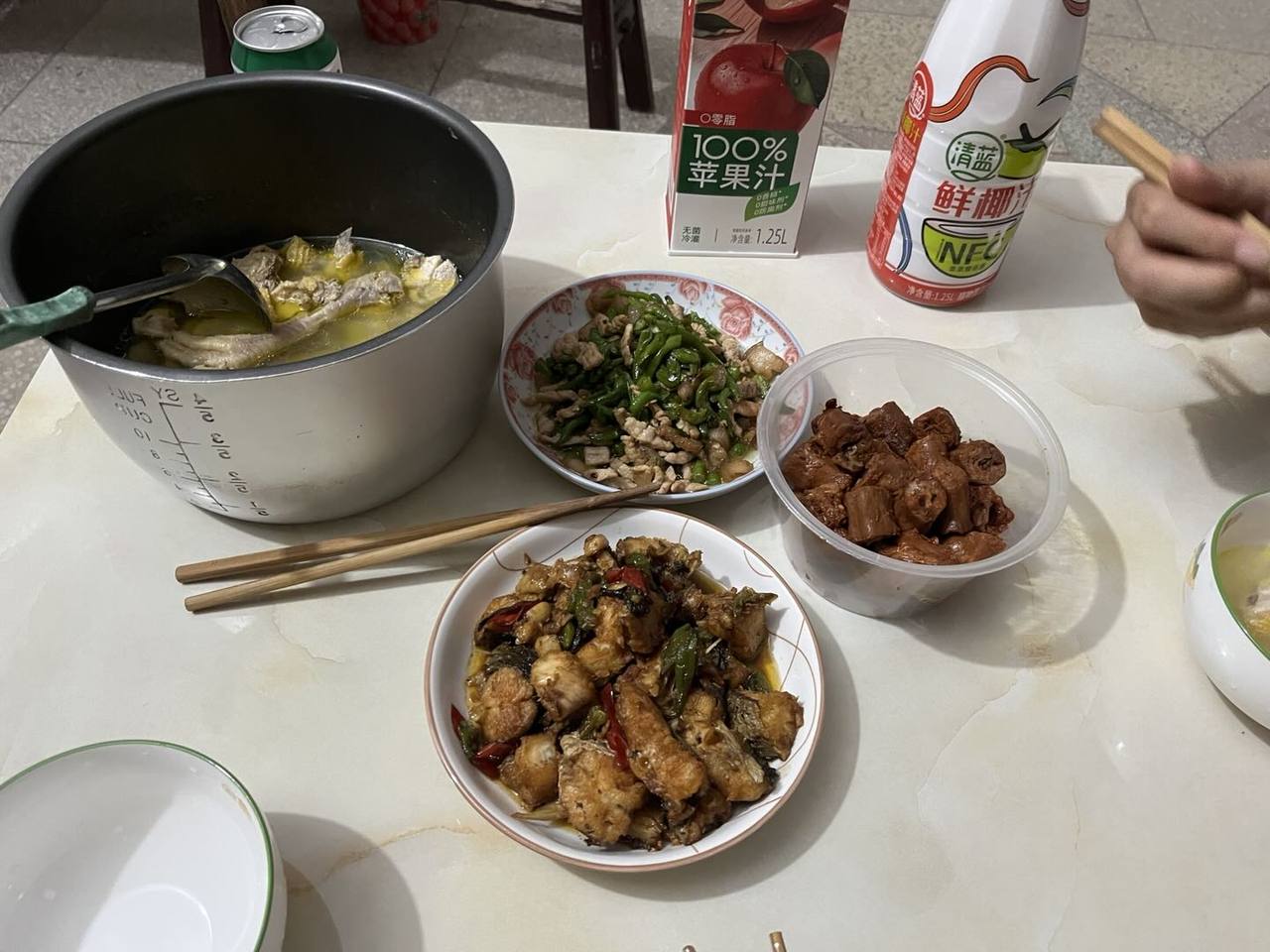 晚餐桌上的热菜、汤和饮品
