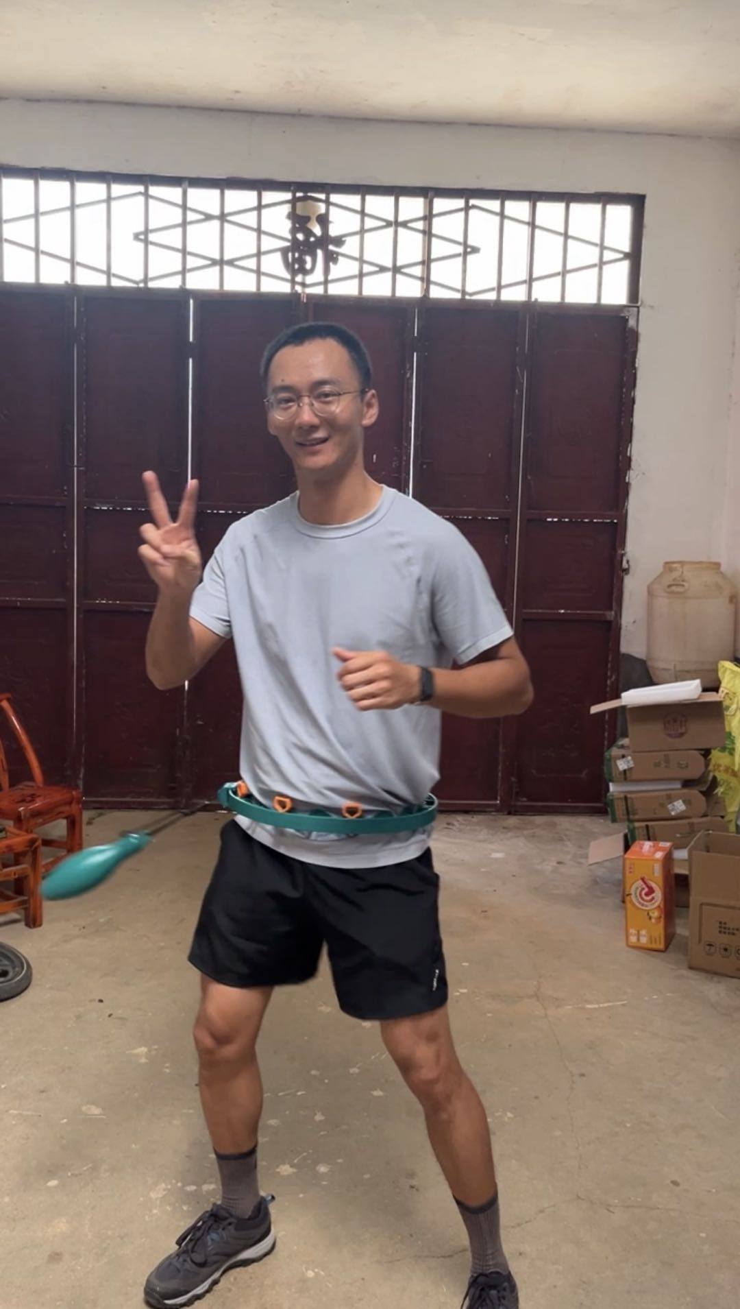 表哥在室内尝试转青绿色呼啦圈