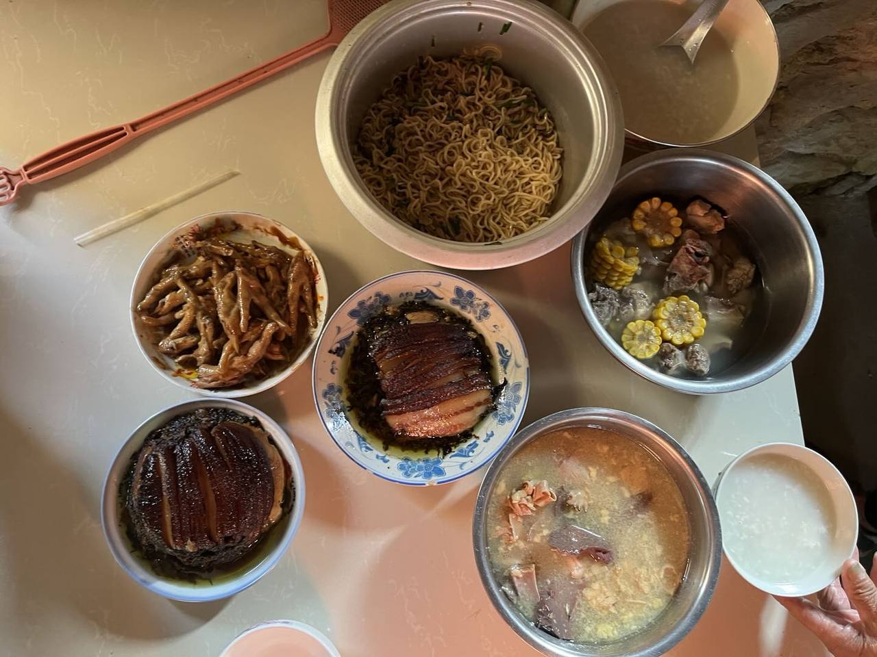 早餐桌上的拌面、卤味、玉米和热汤