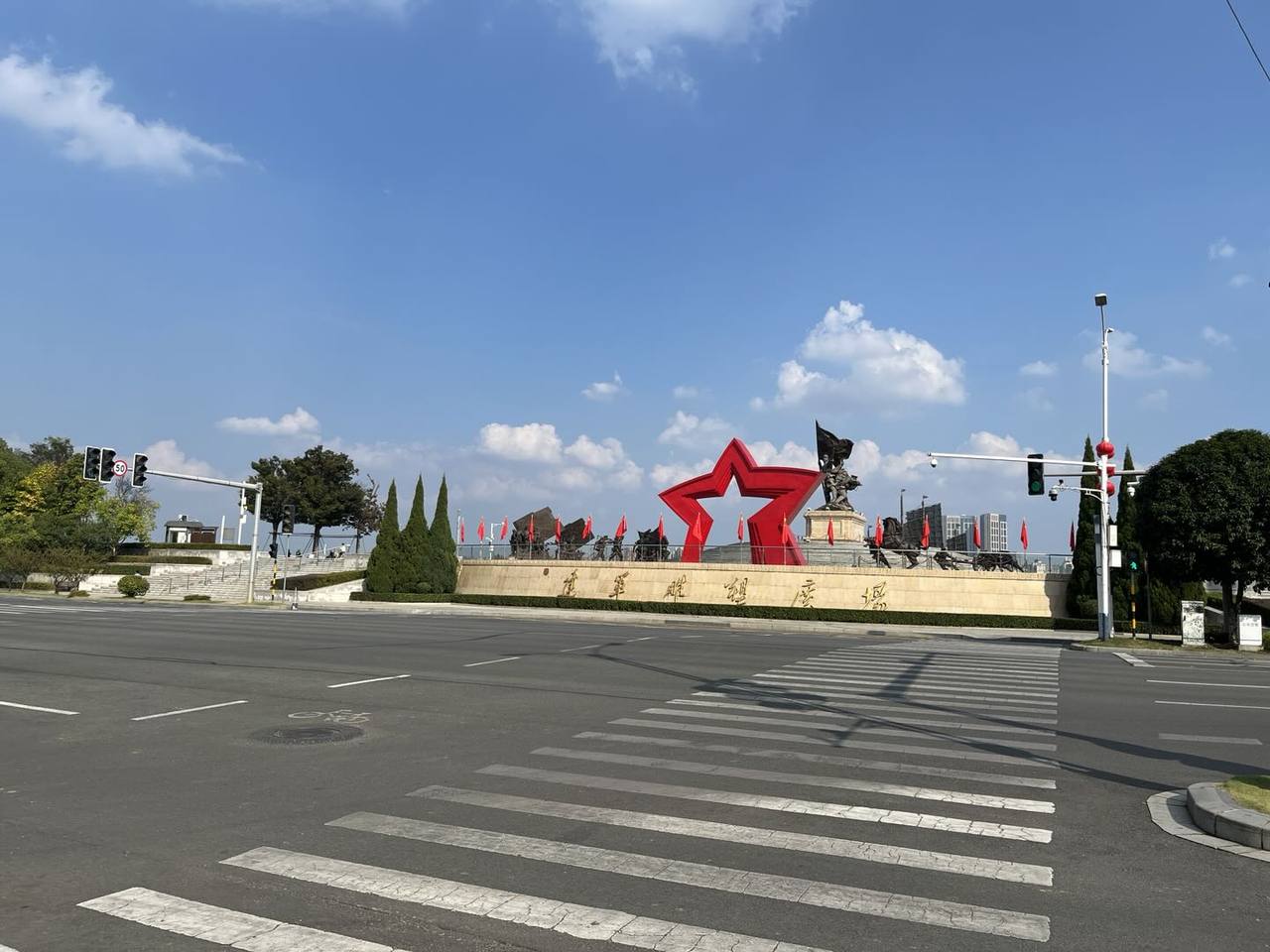 革命纪念广场的红色五角星雕塑、旗帜与道路