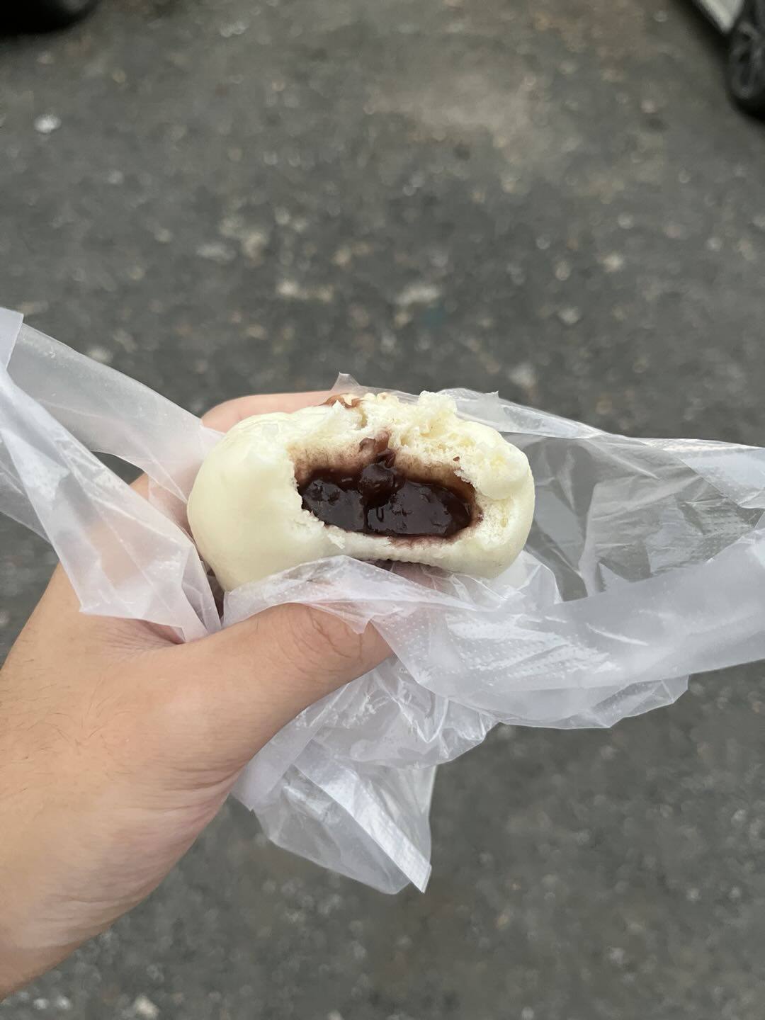 咬开的红豆沙包