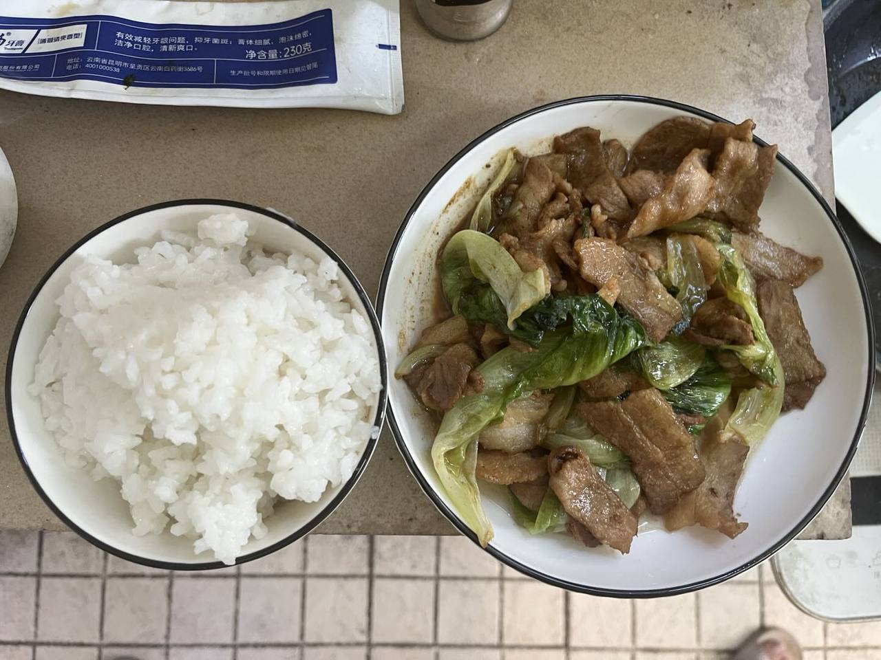 白米饭与肉片炒叶菜的跑后早餐